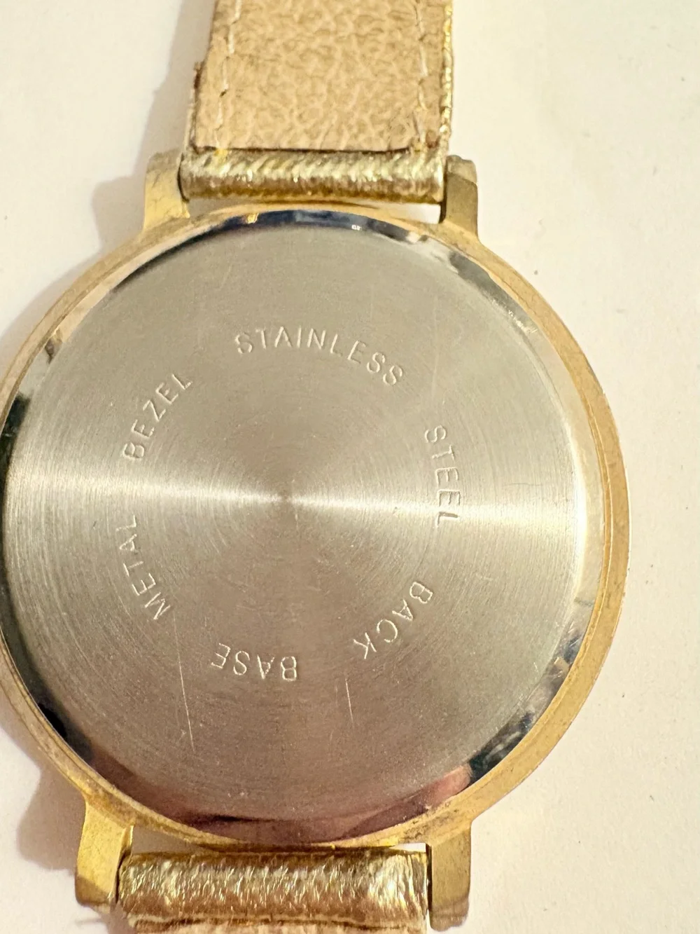 Collezio brand analog wristwatch with a gold dial and synthetic leather strap